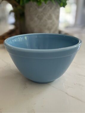 Rare Pyrex Bluebell Delphite 401 bowl.